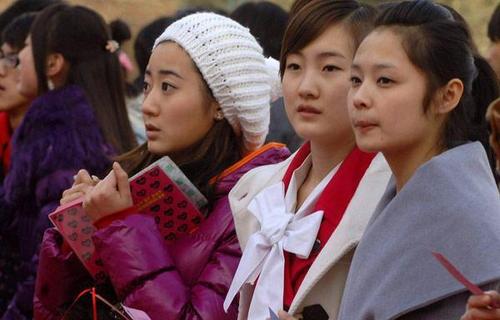 北京电影学院表演系考试现场美女云集